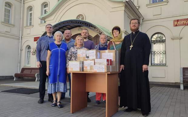Священник Кирилл Краев и прихожане храма с гуманитарной помощью для Курска. Фото: Михаил Подобед