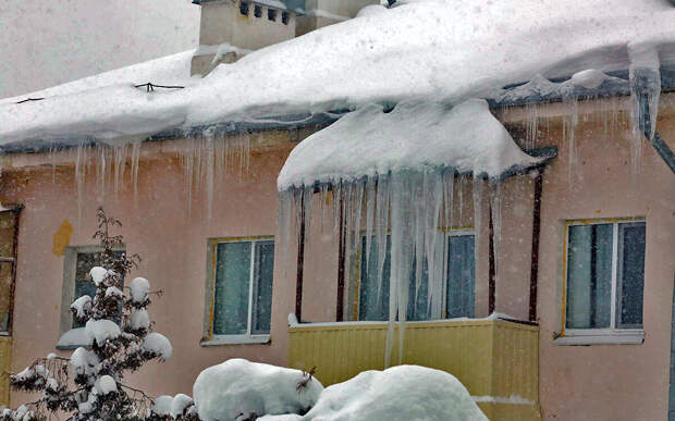 В Госжилинспекции РТ напомнили, кто должен убирать снег и лед с домов