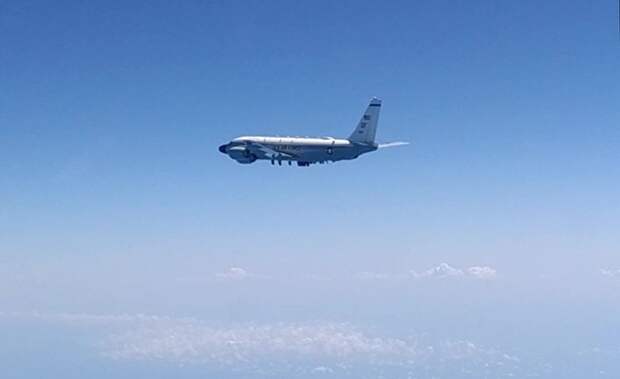 Самолет-разведчик США RC-135, перехваченный российским Су-27 над Черным морем Самолет-разведчик США RC-135, перехваченный российским Су-27 над Черным морем