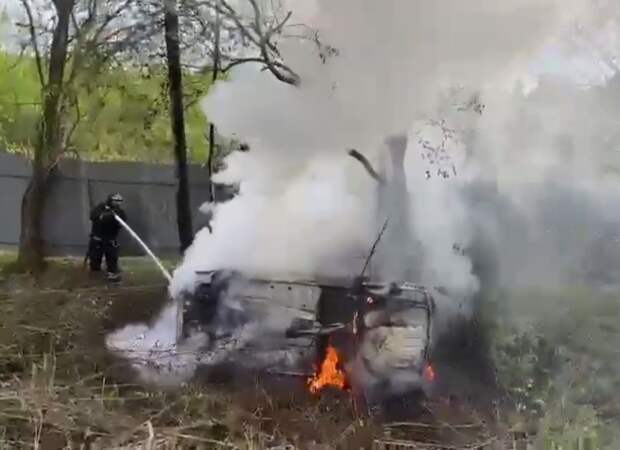 Во Владимире легковой автомобиль вылетел в кювет и полностью сгорел