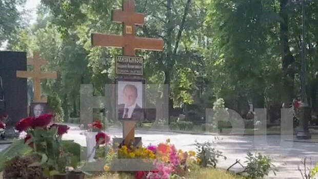 На могиле Владимира Меньшова до сих пор не установили памятник
