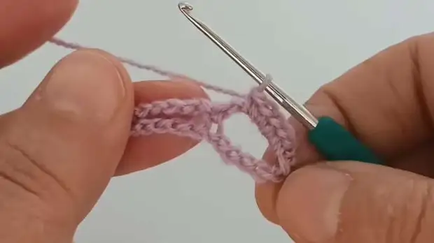 Свяжите красивый узор — он состоит всего лишь из 2 рядов, вяжется легко и с удовольствием! А в результате получаются красивые цветочки — идеальный узор для лёгкого шарфика, шали и не только!-6