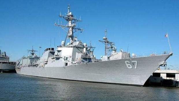 640px-US_Navy_050205-N-0295M-002_The_guided_missile_destroyer_USS_Cole_(DDG_67)_sits_moored_to_the_pier_in_her_homeport_of_Naval_Station_Norfolk,_Va