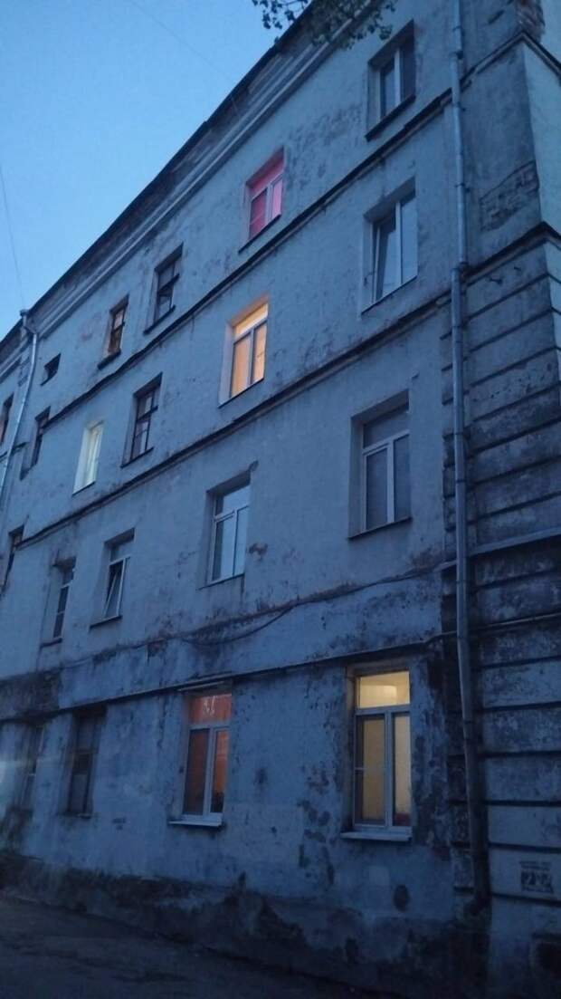 В Твери 13-летняя девочка упала из окна