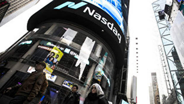 Информационная панель биржи NASDAQ на Таймс-сквер в Нью-Йорке. 6 февраля 2018