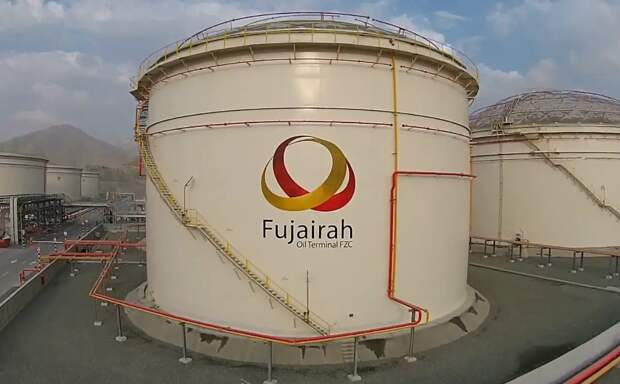 Нефть в огне: По нефтехранилищу в Фуджейре прилетели «Шахеды