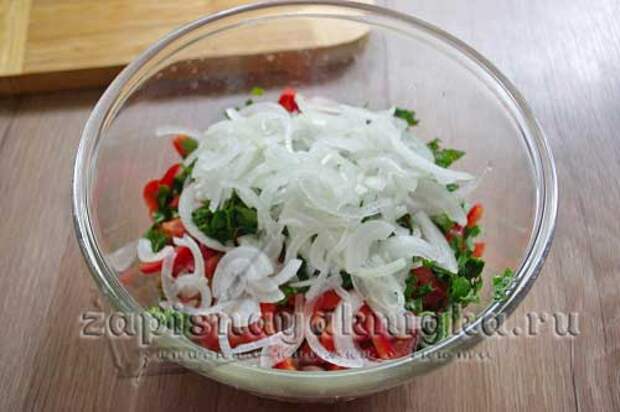 Репчатый лук полукольцами