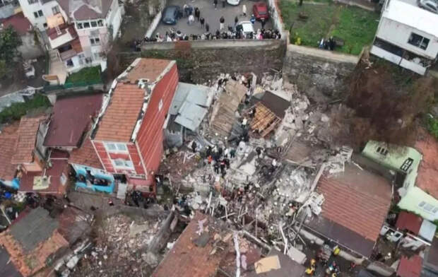 В Стамбуле назвали причину обрушения двух жилых домов