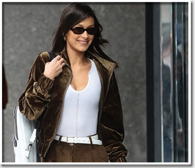 сочетание цветов в одежде. неожиданный цвет. яркие женские образы. желтая юбка плиссе стрит стайл. сочетание цветов в одежде.