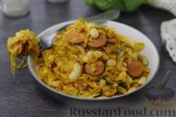 Фото к рецепту: Тушёная молодая капуста с сосисками и фасолью