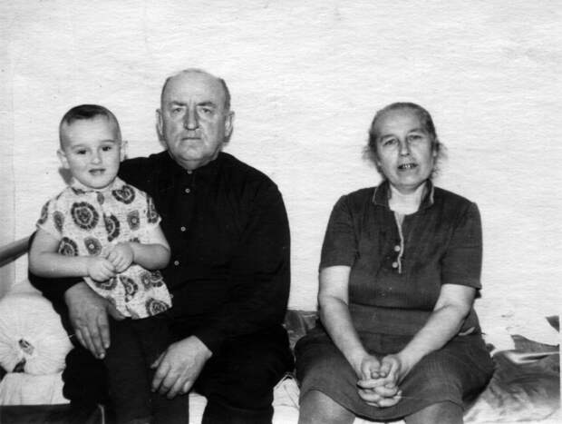 На снимке Степан Маркович и Марфа Петровна и их внук Виталий (сын Виктора Черномырдина) 
