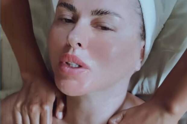 «Не представляю свою жизнь без массажа»: 45-летняя Анна Семенович предстала обнаженной на видео