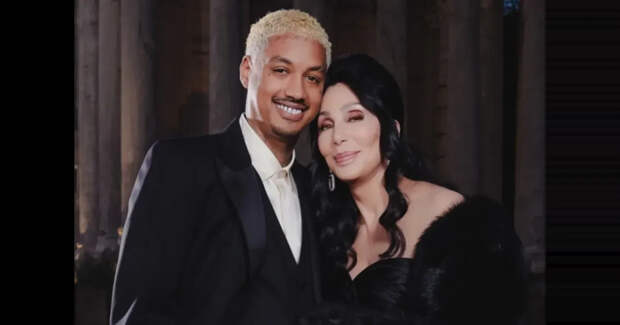 79-летняя Шер спровоцировала слухи о помолвке с 39-летним бойфрендом