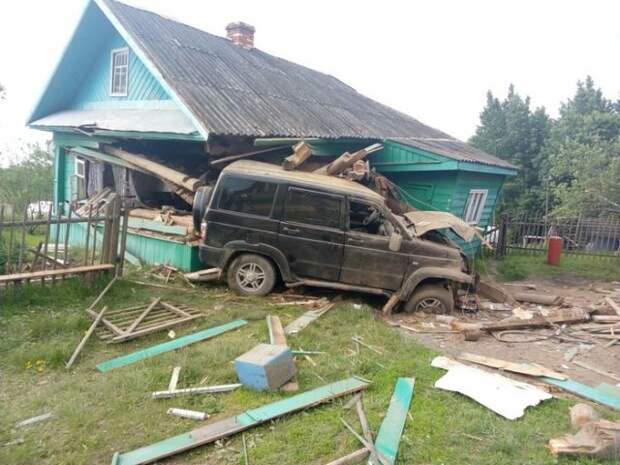 Пьяный водитель УАЗа въехал в жилой дом Пьяный водитель УАЗа въехал в жилой дом
