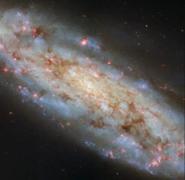 Спиральная галактика с наклоном 70 градусов: телескоп Hubble сделал фото, которое можно вставить в учебники по всему миру