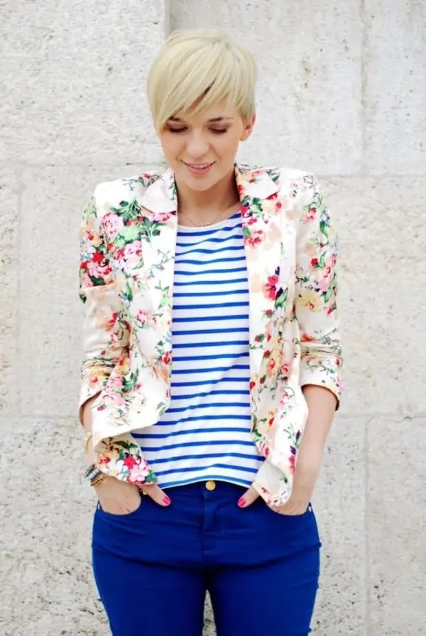 Жакет цветами носить. Пиджак летний в цветочек. Летний пиджак женский. Яна фисти стилист. Розовый пиджак.