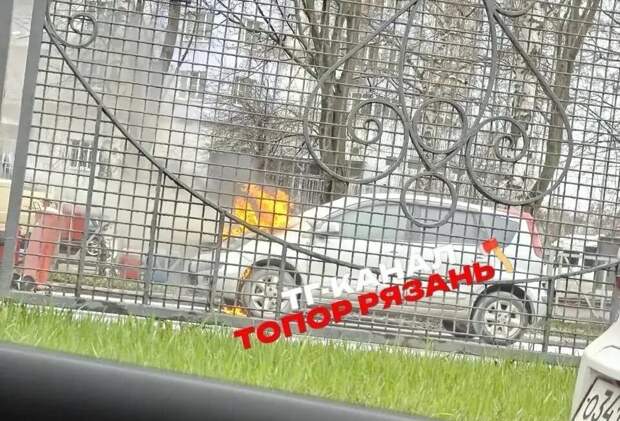 В Рязани на Московском шоссе загорелся автомобиль