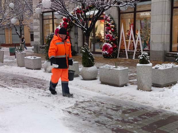 Более 400 дворников борются со снегом в Симферополе