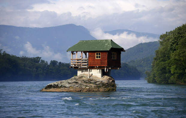 Дом, построенный на скале на реке Дрина в Сербии, в 160 км от Белграда