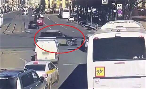 Жена израильского вице-консула разбила два автомобиля в центре Петербурга