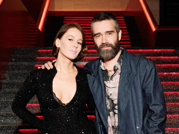 Старшенбаум сменила летний костюм на вечернее платье: премьера «Туда»