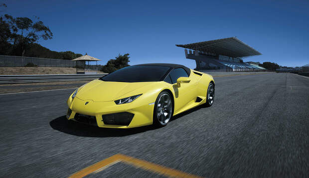 Для сравнения – вот так выглядит настоящий Lamborghini Huracan. Нет, разница между оригиналом и фейком, конечно, видна, но не в четырехкратную же надбавку в цене? ))
