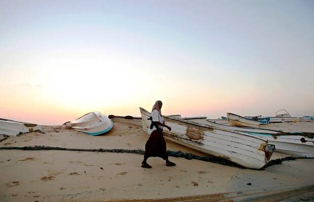 одки, обычно используемые для пиратских нападений. Хобьо, северо-восточное побережье Сомали, 4 января 2010 года. Фото: Mohamed Dahir / AFP / East News.
