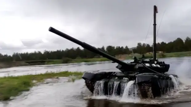 В Бурятии танкисты отработали навыки подводного вождения