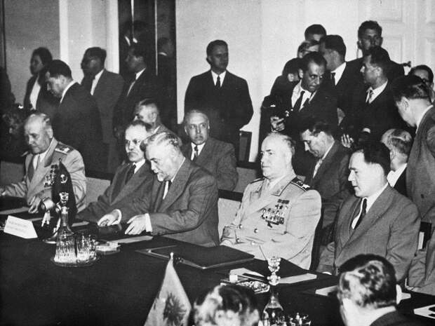 14 мая 1955 года на Варшавском совещании европейских государств по обеспечению мира и безопасности в Европе представители Албании, Болгарии, Венгрии, ГДР, Польши, Румынии, СССР и Чехословакии подписали Варшавский договор. Создан военный союз европейских социалистических государств - Организация Варшавского договора. На фото: маршал СССР Иван Конев, министр иностранных дел СССР Вячеслав Молотов, член президиума ЦК КПСС Николай Булганин, маршал СССР Георгий Жуков (слева направо)