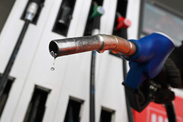 Бензин в Санкт-Петербурге стал товаром из категории 18+