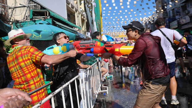 Традиционный Новый год отметили в Таиланде грандиозной водной битвой
