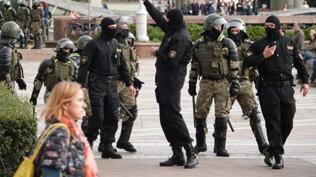 "Мирный" протест с камнями в Минске. ОМОН объяснил, почему перешёл на резиновые пули и газ
