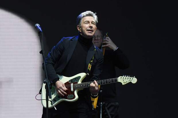 Популярный певец отказался сдавать «блатные» номера серии АМР с машины