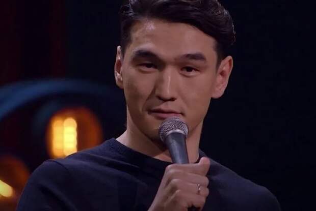 Комик Нурлан Сабуров заявил, что планирует вернуться в Россию