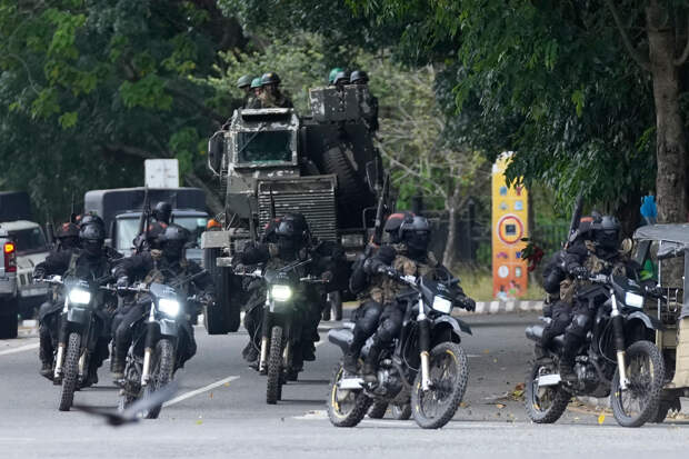 Солдаты спецназа патрулируют дорогу, ведущую к парламенту в Коломбо, Шри-Ланка