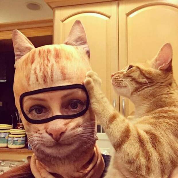 Девушка в маске кота