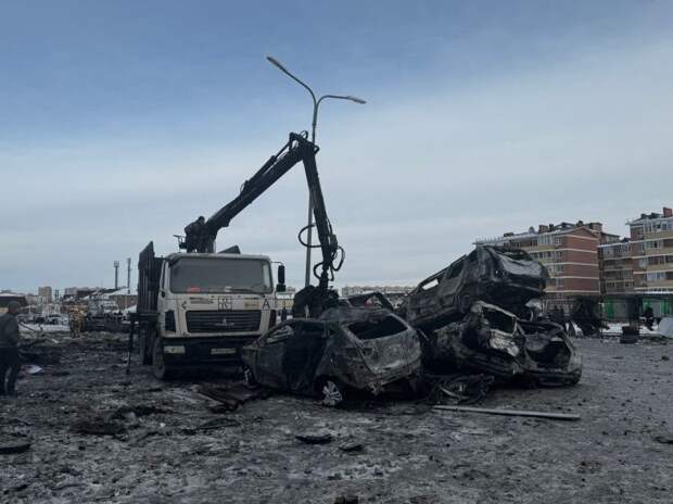 Пепел вместо двора: в Адыгее после удара дрона начали убирать сгоревшие машины