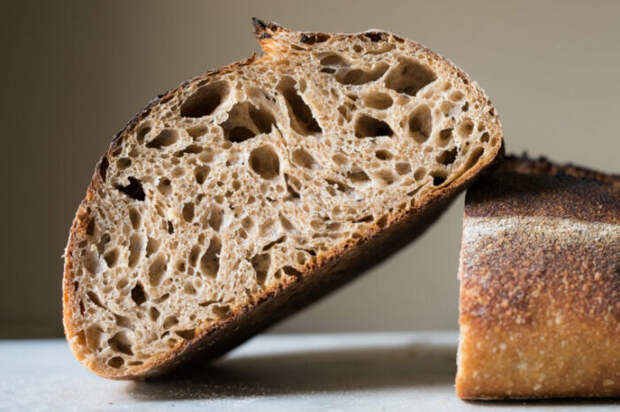 В тесто сейчас добавляют специальный разрыхлитель, который обеспечивает хлебу пористую структуру / Фото: fb.ru
