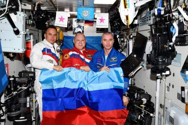 https://vestinewsrf.ru/mezhdunarodnaya_panorama/gosudarstvennaya-korporaciya-roskosmos-i-rossijskie-kosmonavty-oleg-artem-ev-denis-matveev-i-sergej-korsakov-pozdravili-lugansku/