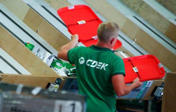 «Пусть молятся»: Отправитель подозрительных статуэток военкорам РФ заявил, что посылки были отравлены