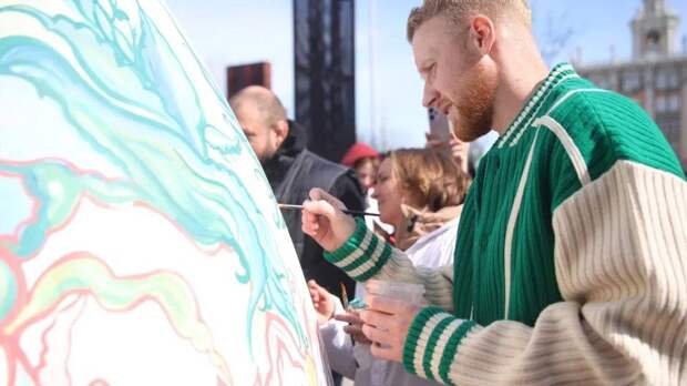 Звезды спорта создали огромную крашенку на Пасху