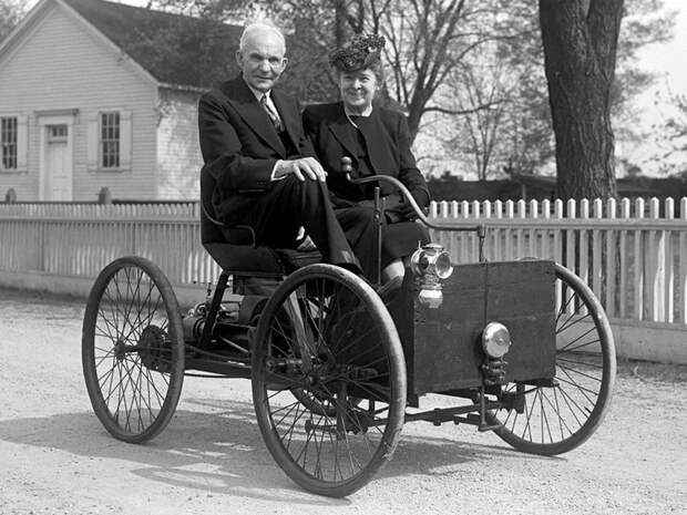 Генри Форд с женой Кларой Брайант Форд позируют за рулем Ford Quadricycle в 1946 году ford, Генри Форд, авто, автоистория, автомобили, компания ford, ретро авто