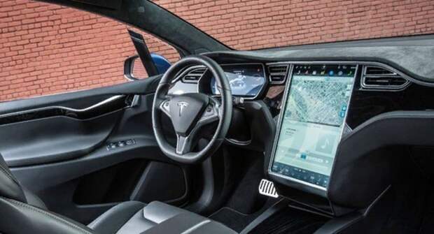 Электрокары Tesla научат звонить в экстренном случае