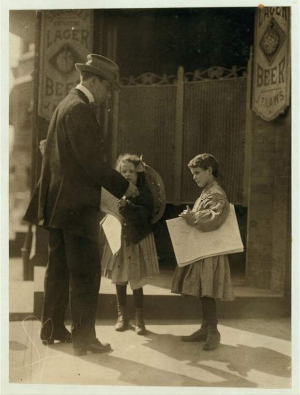 Две девочки продающие на улице газеты в мае 1910 года.
