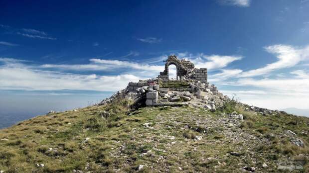 развалины на вершине горы Ртань