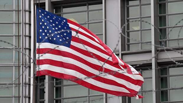 Флаг на здании посольства США в Большом Девятинском переулке в Москве