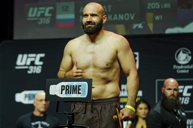 Российский боец Азамат Мурзаканов потерпел первое поражение в UFC