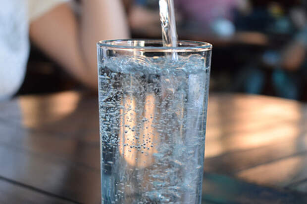 Диетолог развеяла миф о необходимости выпивать 2 литра воды в день