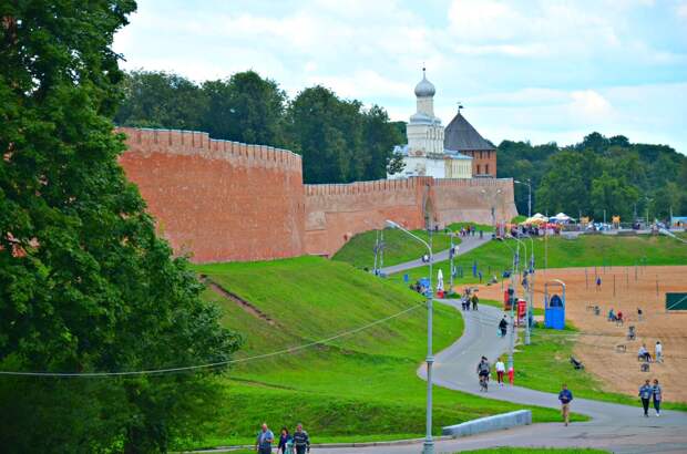 Ремесленный двор стоит аккурат напротив кремля через реку. Великий Новгород