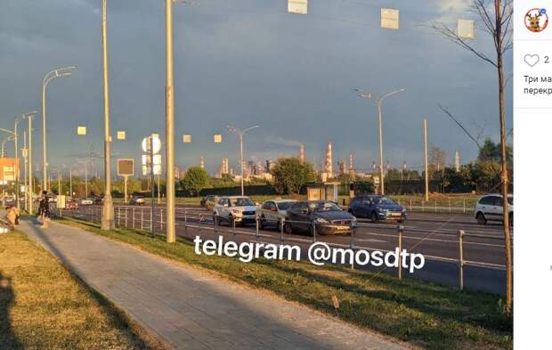 «Паровозик» из трех авто устроили автовладельцы на Верхних Полях